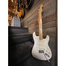 Pre-Owned Fender Player Series Stratocaster White